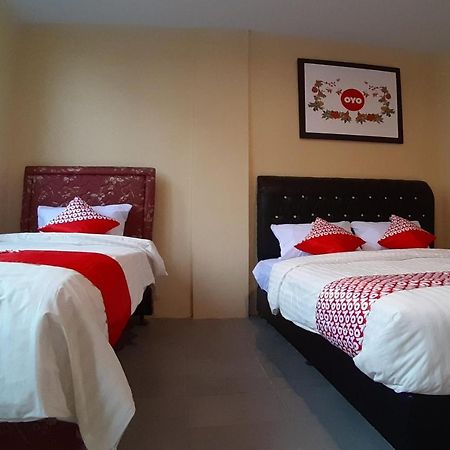 Oyo 1053 Angelyn Home Stay Медан Екстериор снимка