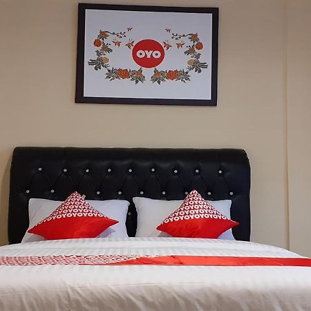 Oyo 1053 Angelyn Home Stay Медан Екстериор снимка