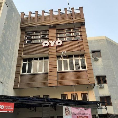 Oyo 1053 Angelyn Home Stay Медан Екстериор снимка