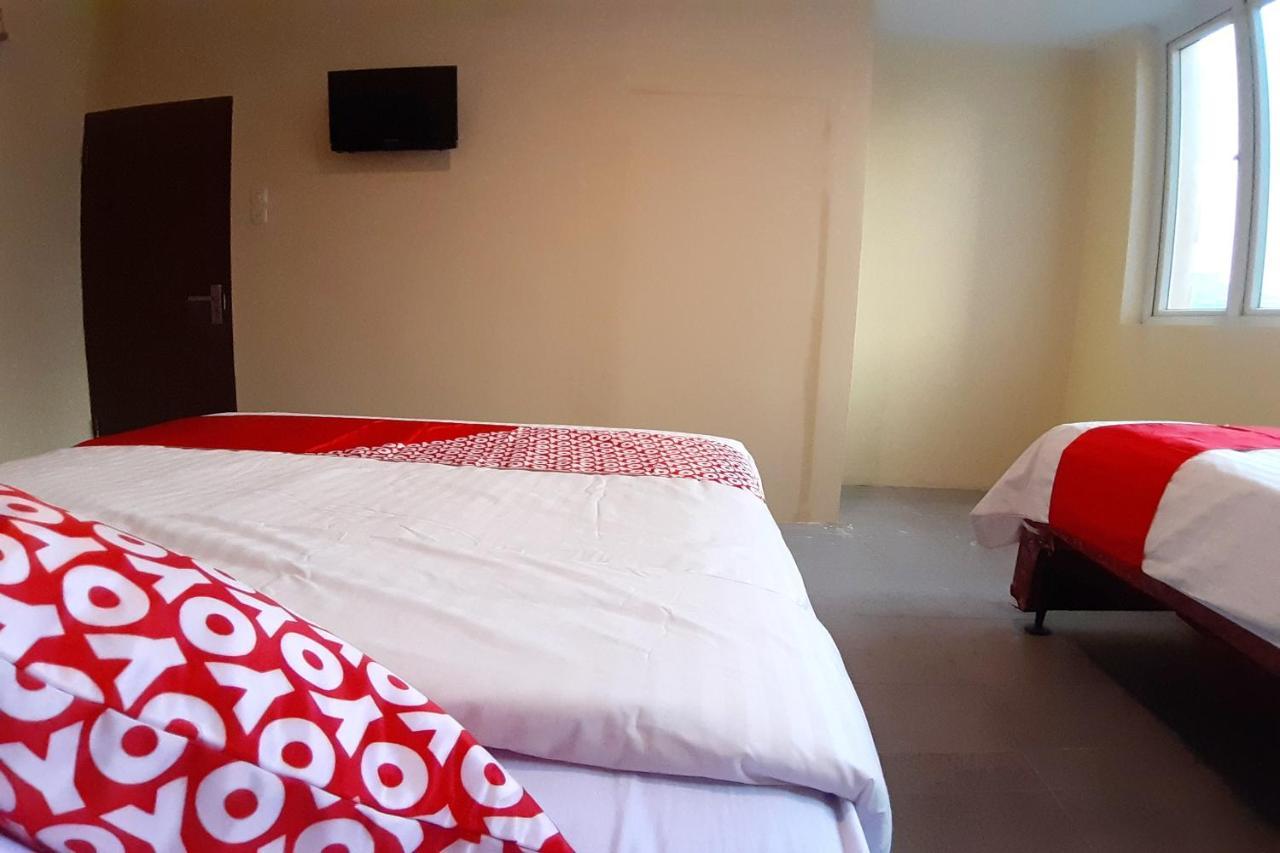 Oyo 1053 Angelyn Home Stay Медан Екстериор снимка
