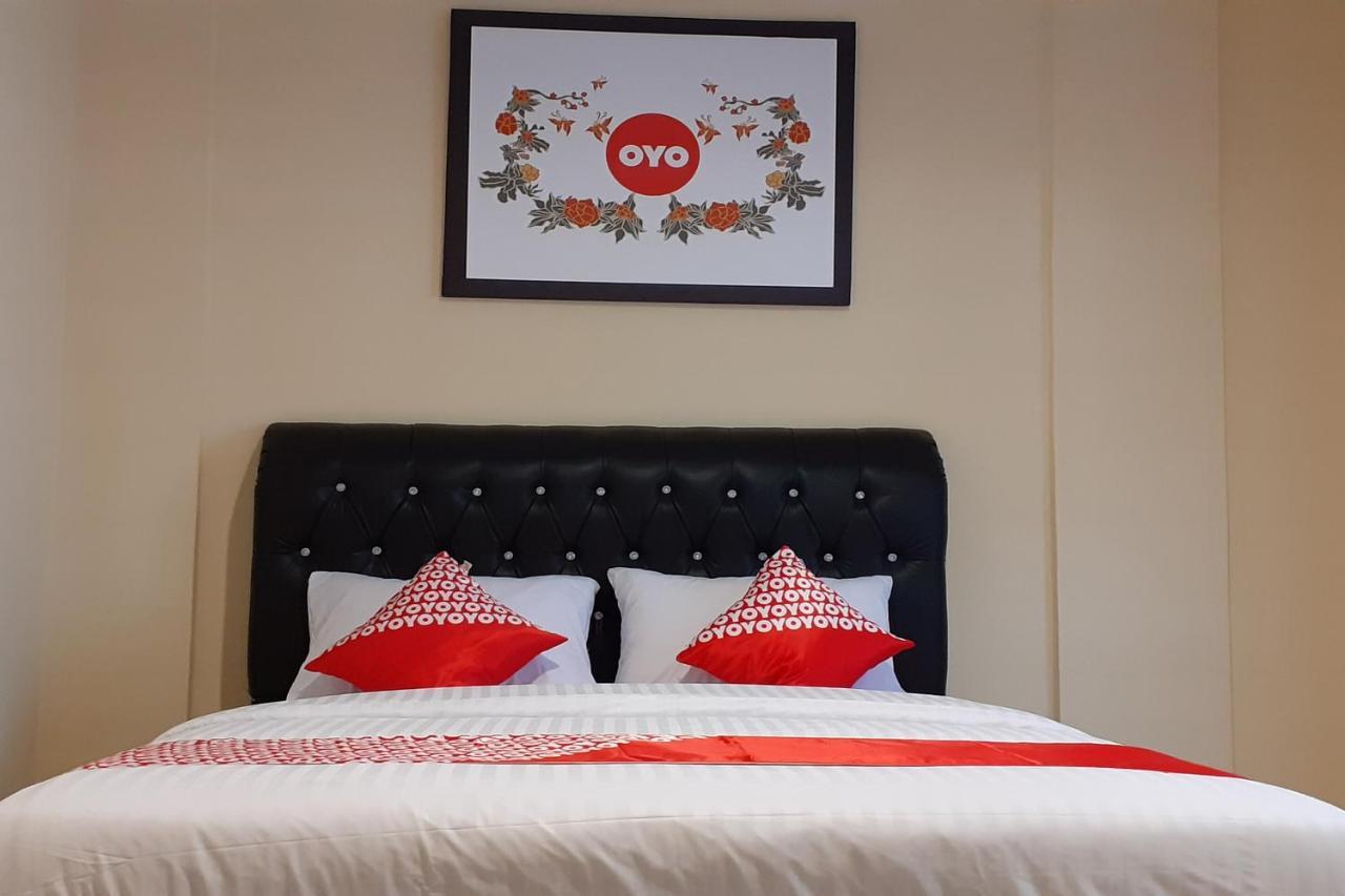 Oyo 1053 Angelyn Home Stay Медан Екстериор снимка