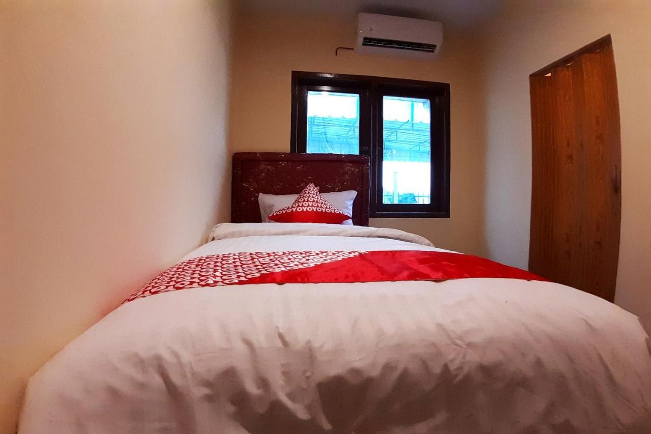 Oyo 1053 Angelyn Home Stay Медан Екстериор снимка