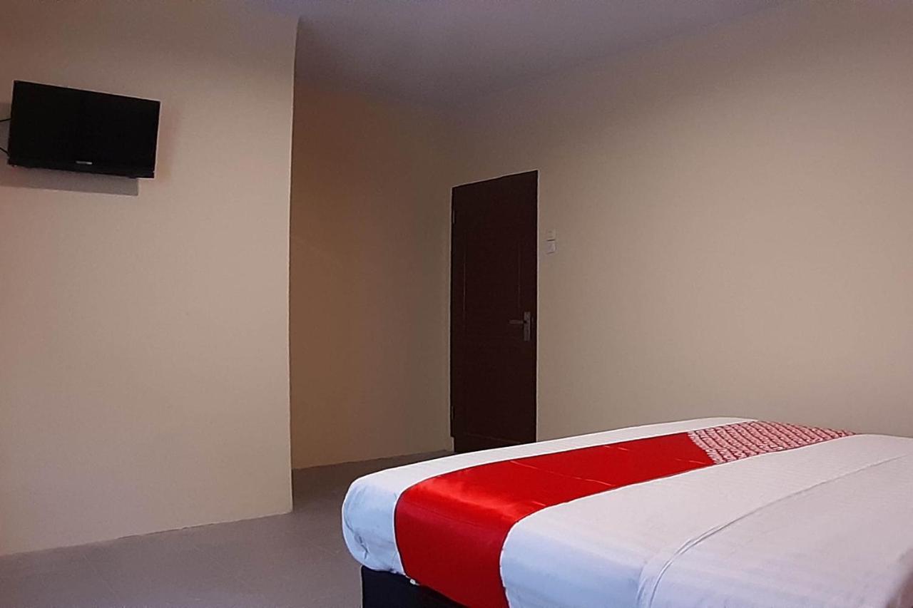 Oyo 1053 Angelyn Home Stay Медан Екстериор снимка
