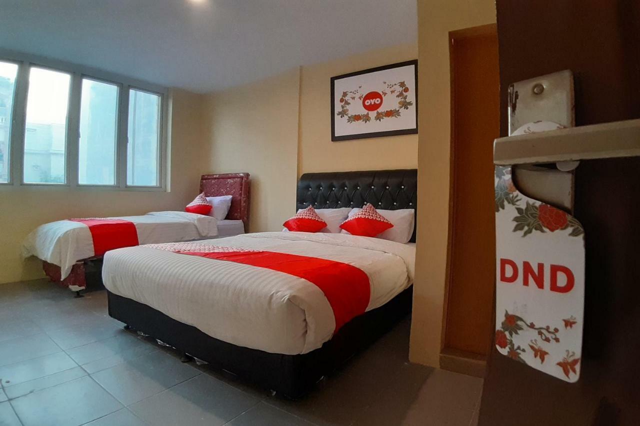 Oyo 1053 Angelyn Home Stay Медан Екстериор снимка