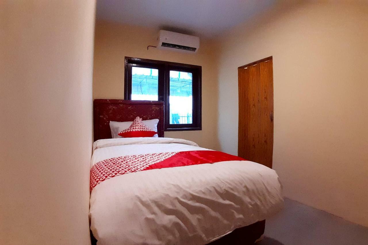 Oyo 1053 Angelyn Home Stay Медан Екстериор снимка