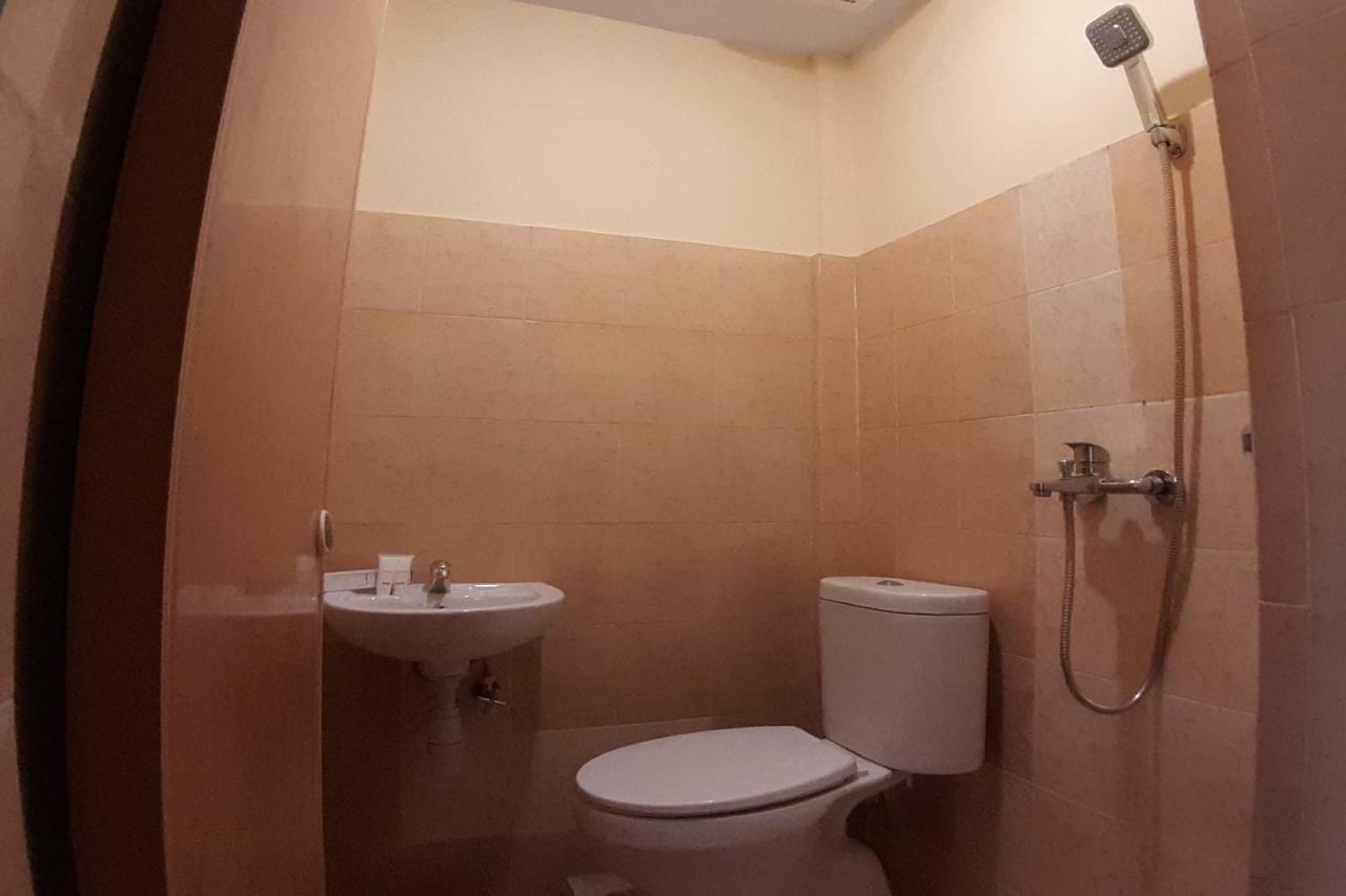Oyo 1053 Angelyn Home Stay Медан Екстериор снимка