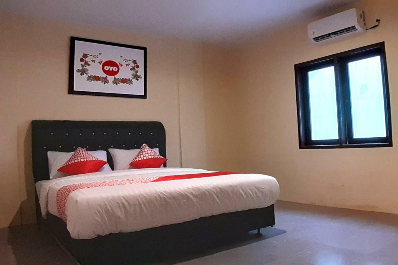 Oyo 1053 Angelyn Home Stay Медан Екстериор снимка
