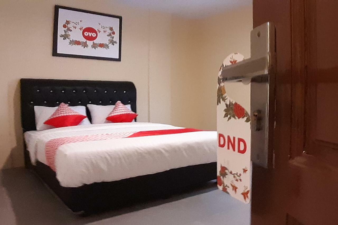 Oyo 1053 Angelyn Home Stay Медан Екстериор снимка