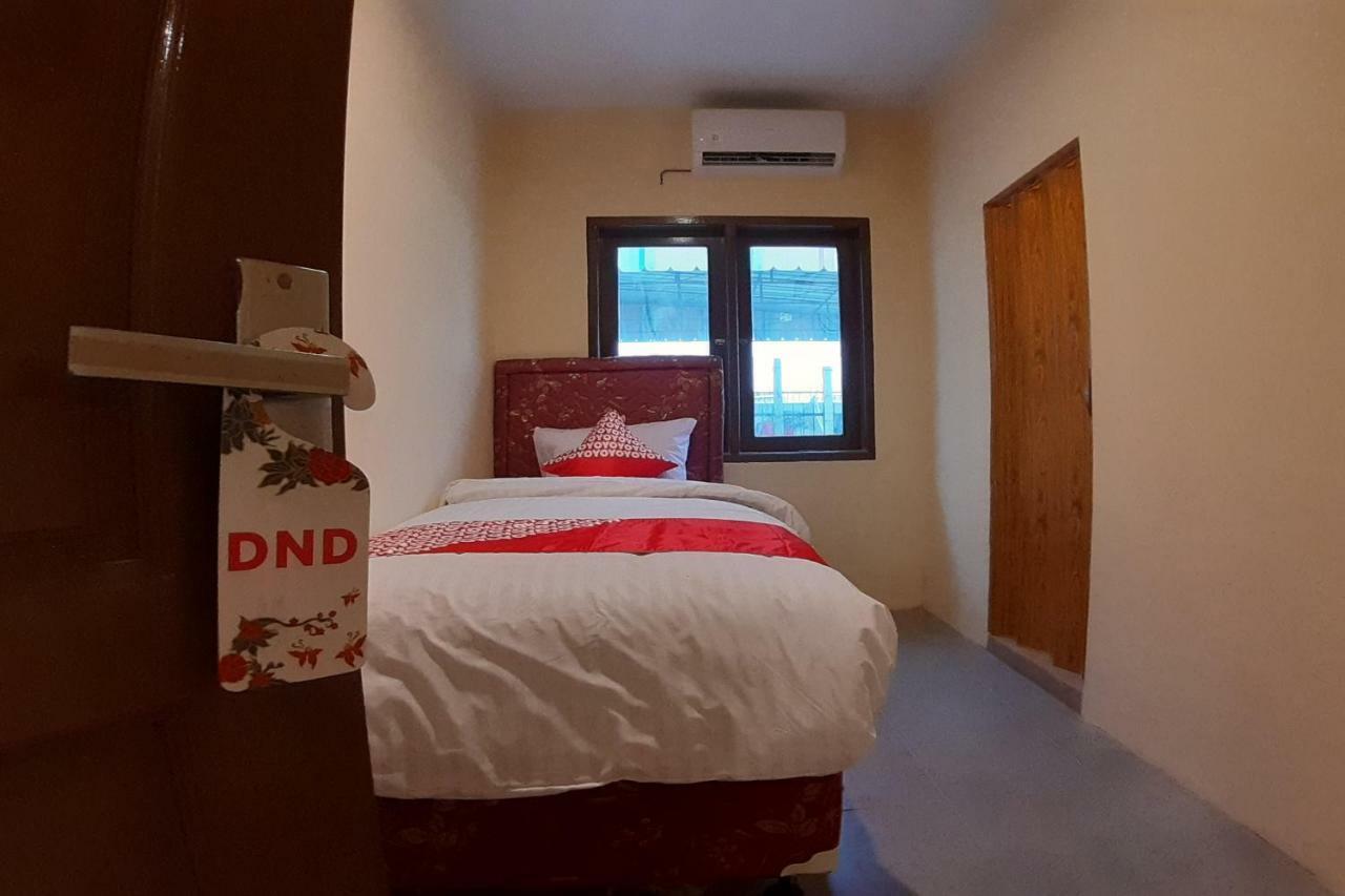 Oyo 1053 Angelyn Home Stay Медан Екстериор снимка