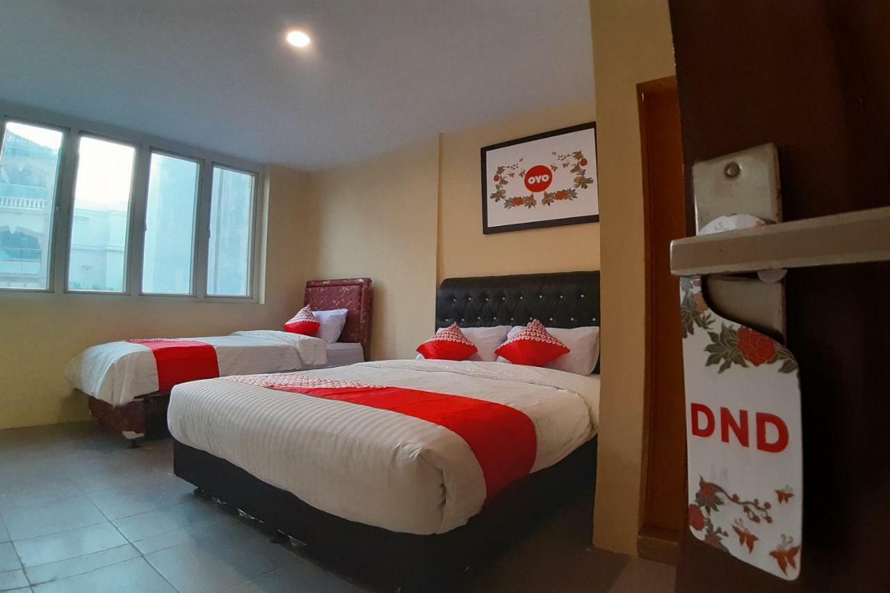 Oyo 1053 Angelyn Home Stay Медан Екстериор снимка