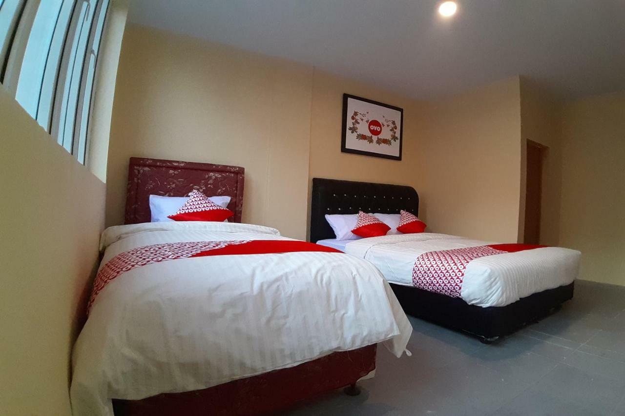 Oyo 1053 Angelyn Home Stay Медан Екстериор снимка